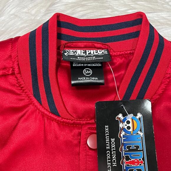 ONE PIECE STRAW HAT CREW BOMBER JACKET BOXLUNCH SIZE SMALL LUFFY PIRATES - Picture 3 of 4